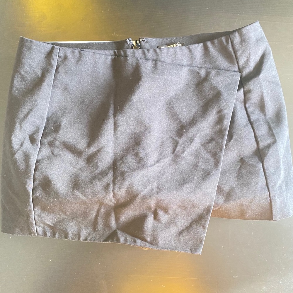 Black short/skirt